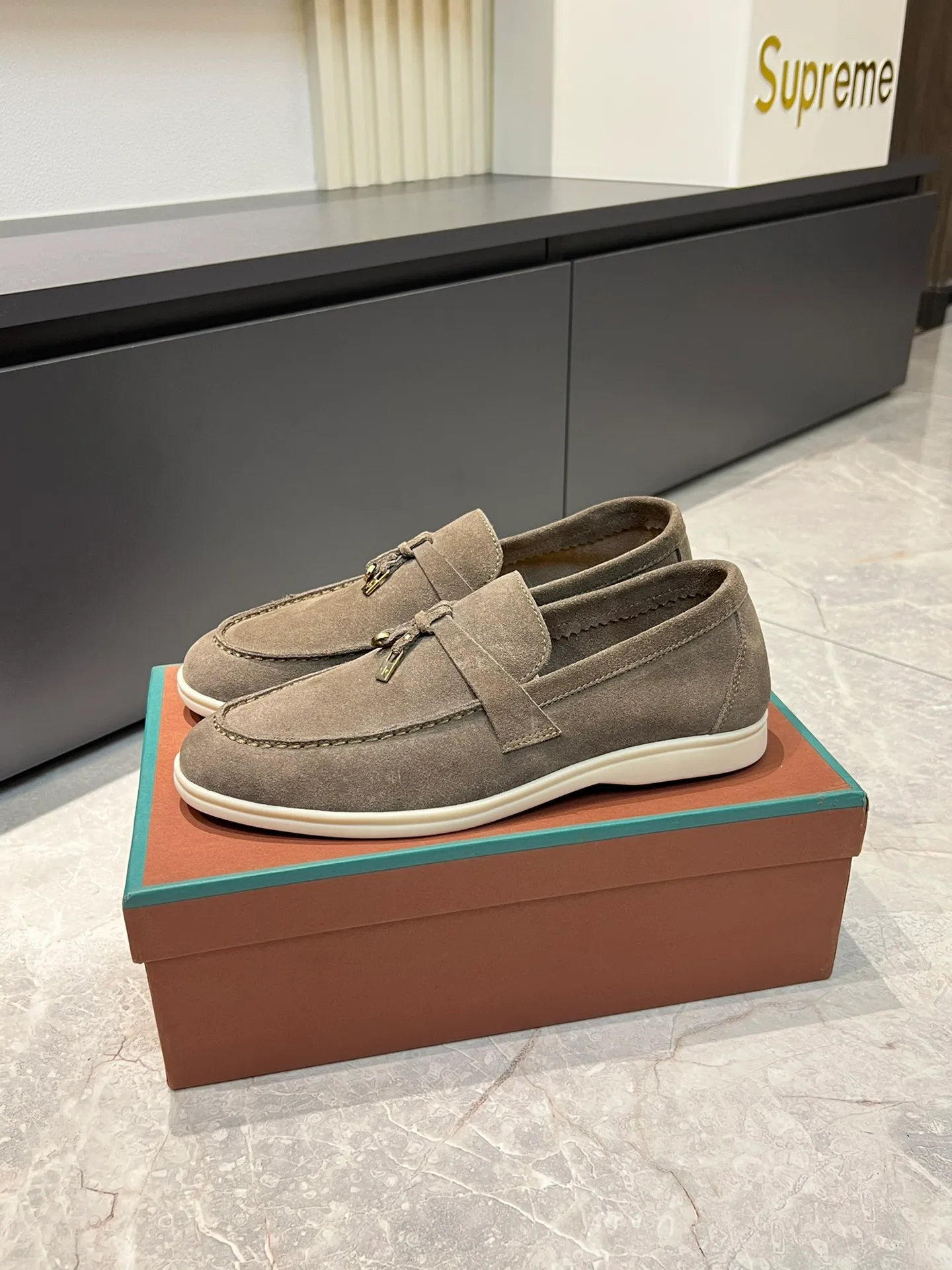 Men's shoes 💰p360 "Loro men's shoes 💰pian'*" Classic L men's shoes for couples 💰p Top version British flat loafers, a must-have item in old money style, the minimalist design is eye-catching and durable, a plus point for dressing The soft foot feel and texture are outstanding. They don’t scratch your feet and are very nice. They are matched with soft and waxy soles. They can be worn daily for a long time without getting tired. They are easy to wear, versatile and classic items, with perfect foot feel and texture! Imported cashmere fabric, the lining is made of imported A-grade water-dyed cow lining, the top version of the genuine leather midsole is sewn with pure handmade mark thread! Size: Female 35-40 (34. Customized) Male 38-44 (45.46. Customized)